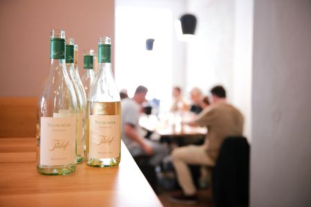 Weingut Tinhof: verschiedene Jahrg&auml;nge Neuburger Eisenstadt