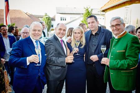 Anton Bauer & Lebensgefährtin Gudrun Steinböck mit Politprominenz