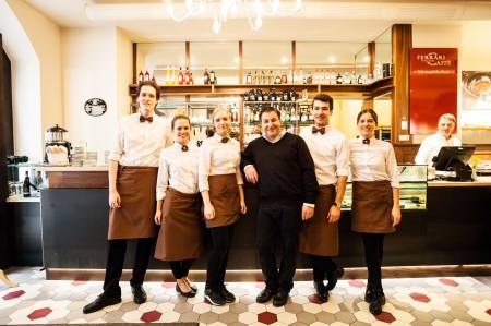 Restaurantleiter Nikolaus Weixelbraun mit Team