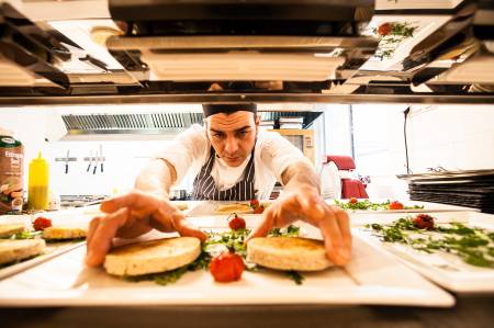 K&uuml;chenchef Vincenzo De Liso beim Anrichten