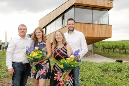 Die Gastgeber mit Blumensträußen