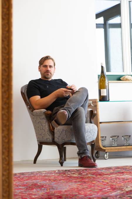 Markus Altenburger im neuen Eingangsbereich des Weinguts