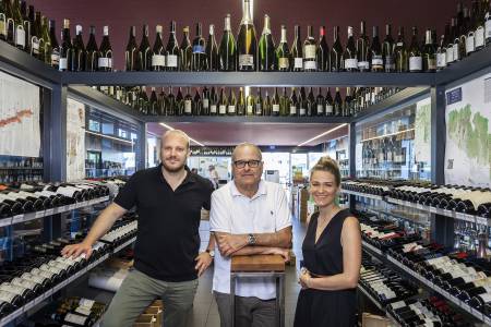 Georg, Erich und Kathrin Wagner in ihrer Vinothek in Laakirchen, OÖ