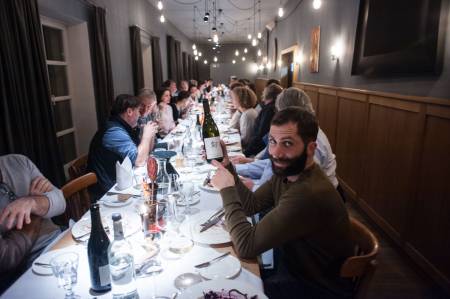 Georg Fußer beim gemeinsamen Abendessen