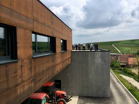 Das neue Weingut mit Blick auf eine der Terrassen