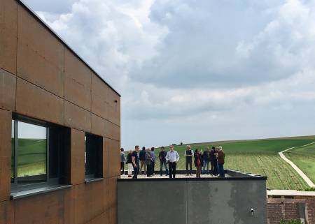 Das neue Weingut mit Blick auf eine der Terrassen