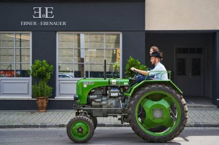 Ein alter Traktor vor dem Weingut in Poysdorf / An old tractor in front of the winery