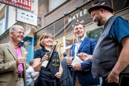 Alexander Mayer & Nathalie Le Reun von Mayer & Freunde, Andreas Gruber (Betriebsleiter) und Maximilian Hardegg, Gut Hardegg