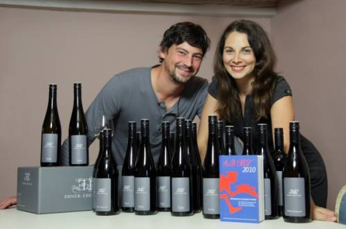 Manfred und Marion Ebner-Ebenauer mit Weinflaschen und dem Guide A la Carte
