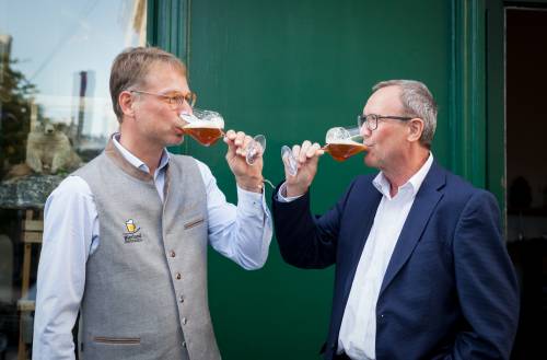 Braumeister Axel Kiesbye und Bundesforste-Vorstand Rudolf Freidhager