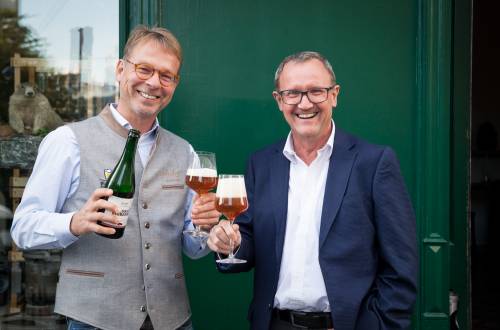 Braumeister Axel Kiesbye und Bundesforste-Vorstand Rudolf Freidhager