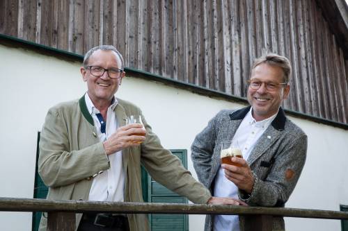 ÖBf-Vorstandssprecher Rudolf Freidhager & Braumeister Axel Kiesbye beim Anstoßen