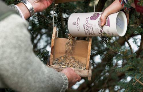 Das Gut-Hardegg-Vogelfutter wird nachgefüllt