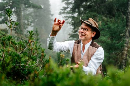 Braumeister Axel Kiesbye beim Ernten der Schwarzbeeren