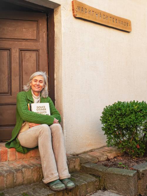 Heidi Strobl vor dem Nachtwächterhaus in Poysdorf