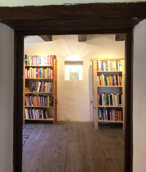Ein Blick auf die Bücherregale im alten Nachtwächterhaus in Poysdorf