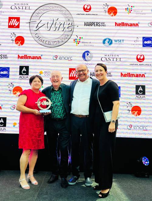 Family Tschida with IWC judge OZ Clarke