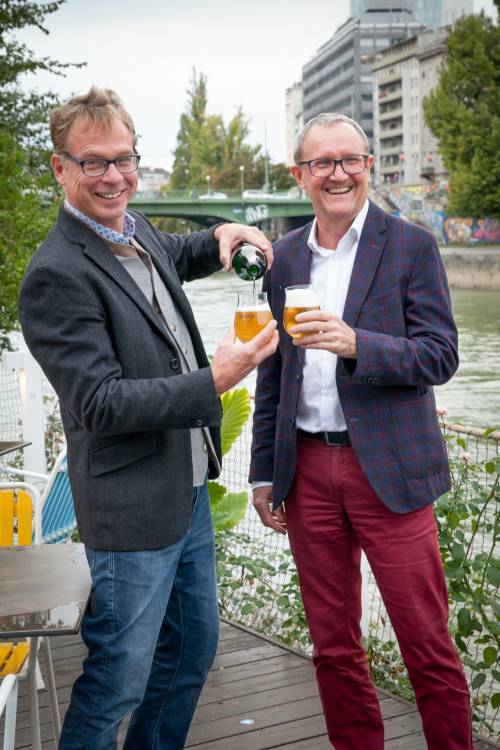 Braumeister Axel Kiesbye und Bundesforste-Vorstand Rudolf Freidhager