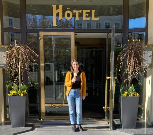 Lisa Lackner vor dem Hotel Bristol Salzburg