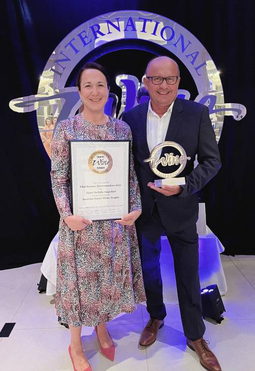 Hans Tschida mit seiner Tochter Daniela Salzl-Tschida auf der Bühne