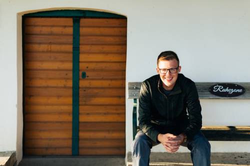 Matthias Reckendorfer vor dem Weingut