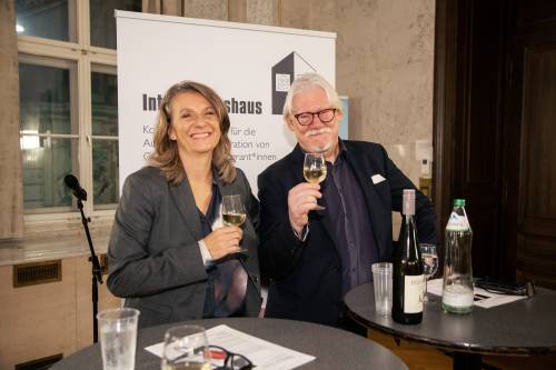 Birgit Denk & Helmut Knall während der Weinauktion