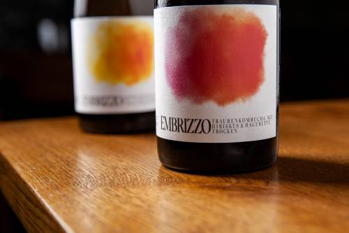 Embrizzo Traubenkombucha Hibiskus & Hagebutte | Embrizzo Traubenkombucha Zitronenmelisse & Holunderbl&uuml;ten