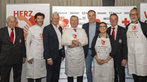 Gerald Sch&ouml;pfer (Pr&auml;sident des &Ouml;sterreichischen Roten Kreuzes), Paul Ivic (Tian), Hans Reisch (Vorstandsvorsitzender Spar &Ouml;sterreich), Toni M&ouml;rwald, ???, Parvin Razavi (&flora), Michael Opriesnig (Generalsekret&auml;r des &Ouml;sterreichischen Roten Kreuzes), Cleme