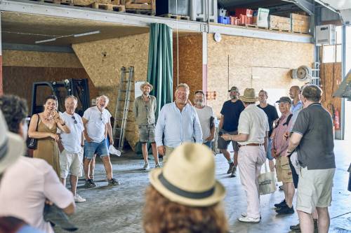 Ludwig Knoll f&uuml;hrt duch das Wirtschaftsgeb&auml;ude am Stettener Stein