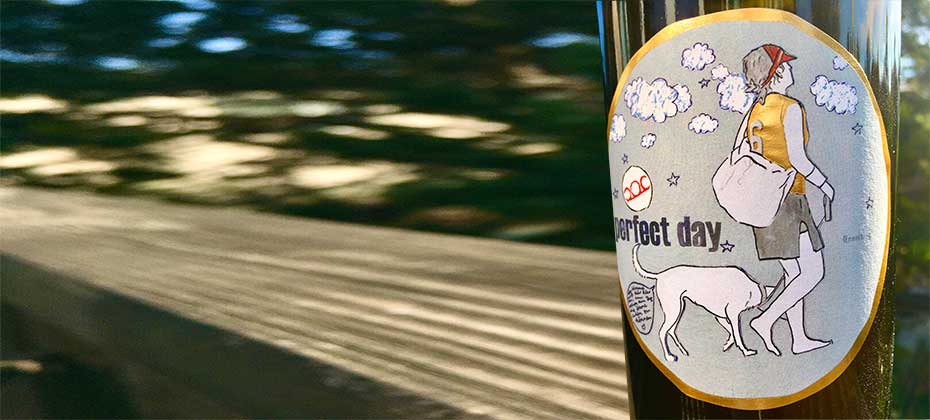 A bottle of "Perfekt Day" from the Pittnauer Winery on a wooden balcony